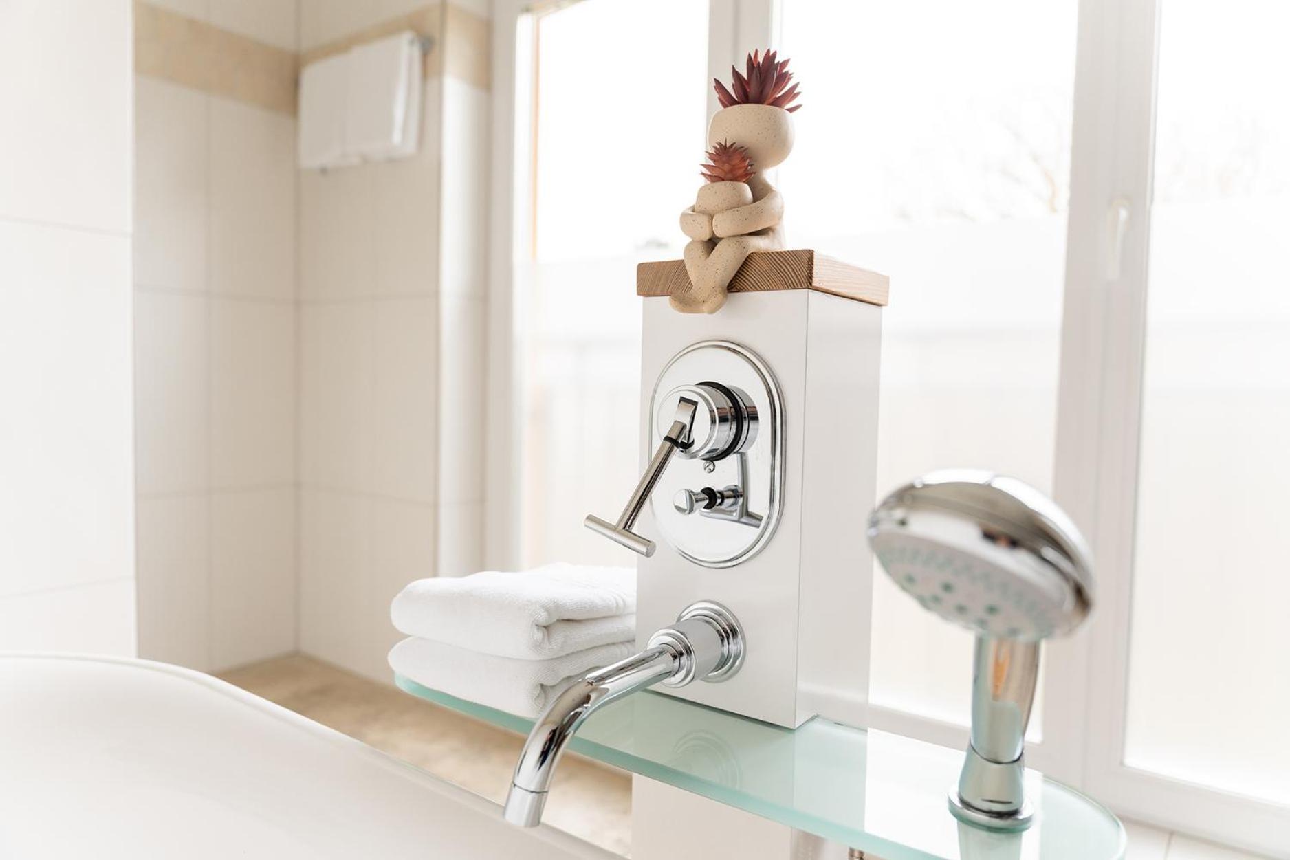 Hotel Vier Jahreszeiten An Der Therme & Kliniken Bad Krozingen Naehe Freiburg & Schwarzwald Ideal Fuer Wellness Kur & Business Ausfluege 24H Check In- Wlan & Parken Gratis Εξωτερικό φωτογραφία